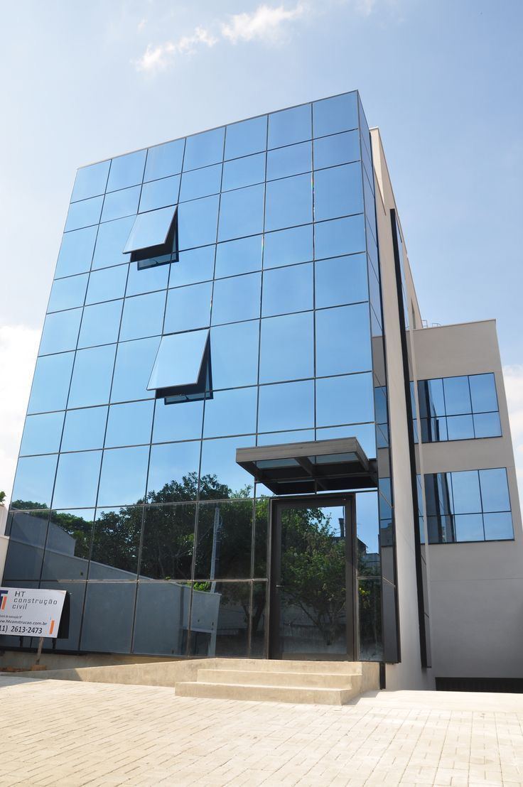 Aluminium partition systems in a modern open-plan office